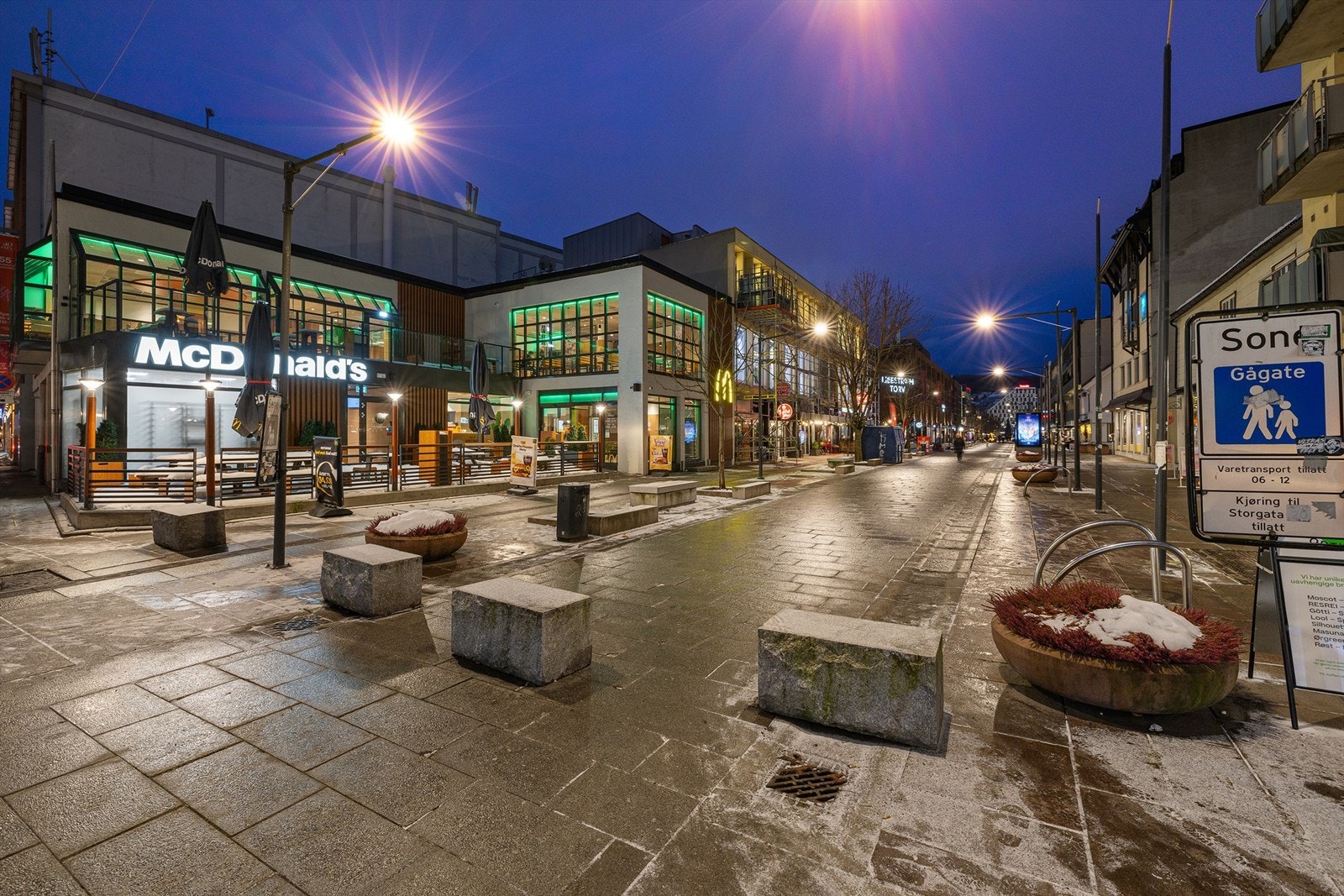 Deler av sentrumsgatene er bilfrie, noe som skaper en hyggelig og livlig atmosfære. Galleribilde