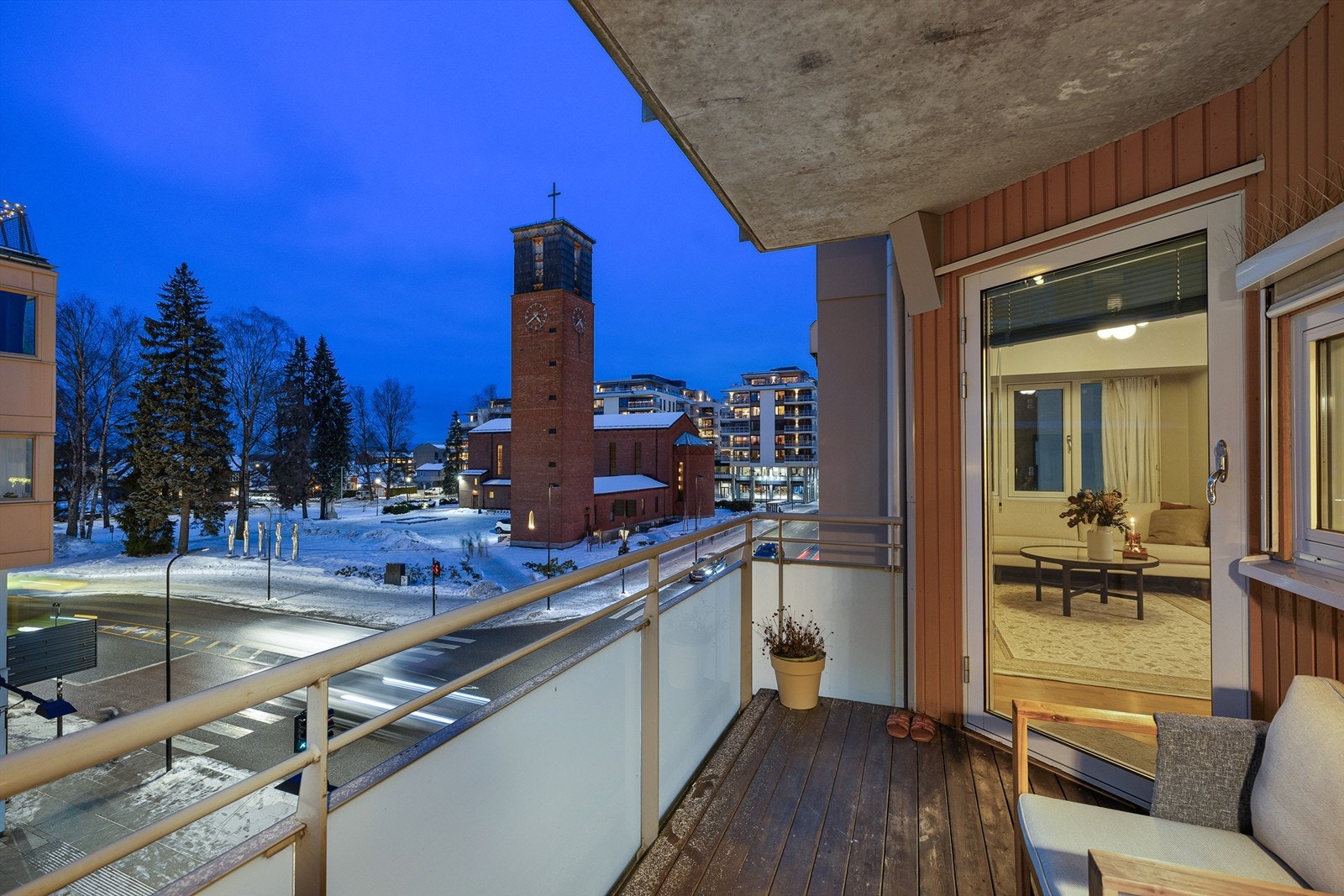 Her kan du trekke deg tilbake og følge med på det yrende bylivet i gaten under. Galleribilde