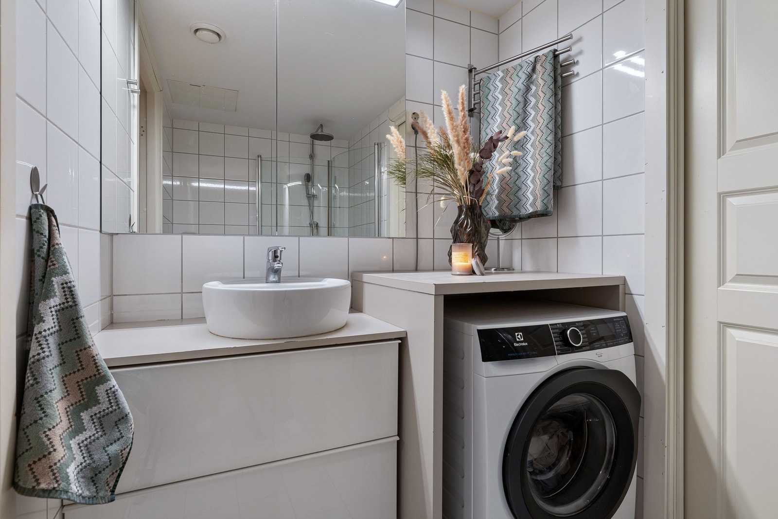 Badet er helfliset med tidløse farger og har elektriske varmekabler i gulvet. Galleribilde