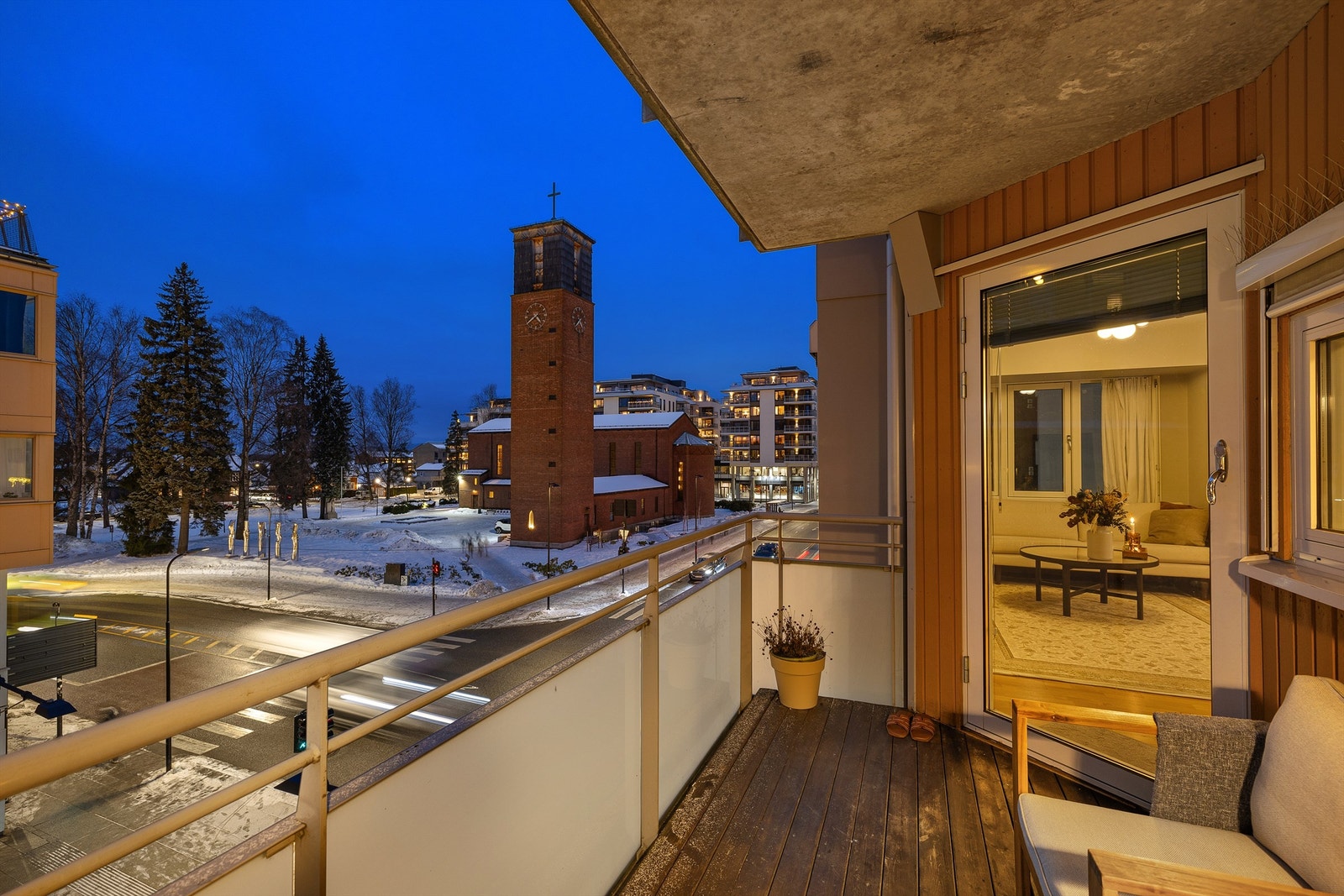 Herfra har du en åpen utsikt mot Lillestrøm kirke og den tilhørende parken. Galleribilde
