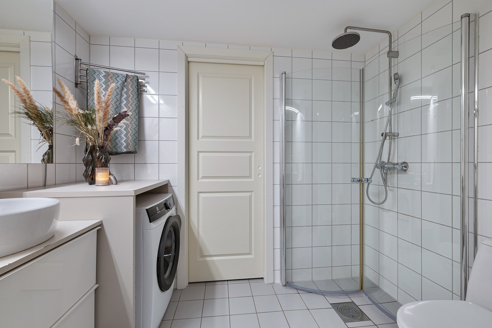 Her er det opplegg for vaskemaskin i nisje, samt inngang til en praktisk innvendig bod på 2,6 m². Galleribilde