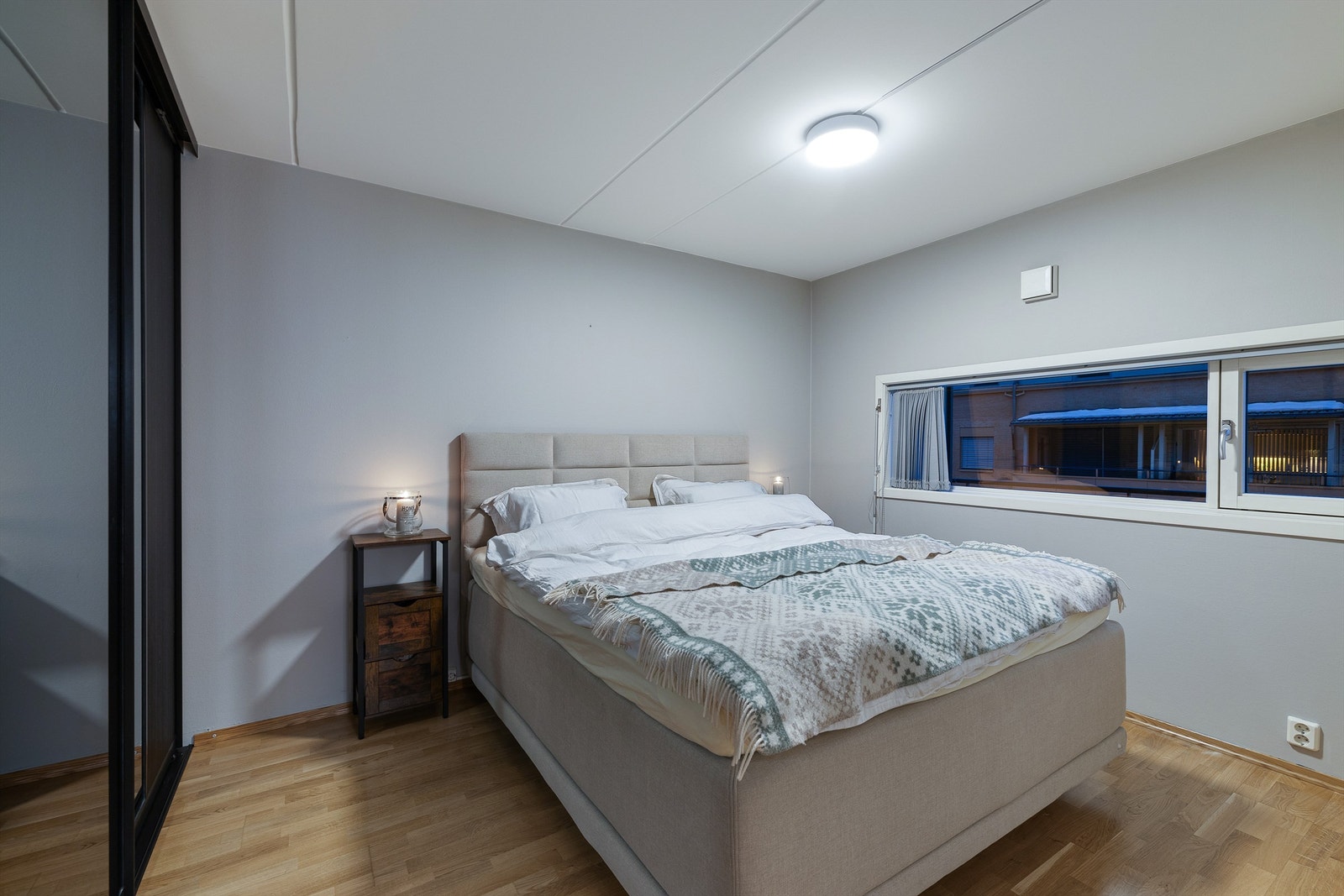 Leiligheten har to soverom. Hovedsoverommet har god plass til dobbeltseng og nattbord. Galleribilde