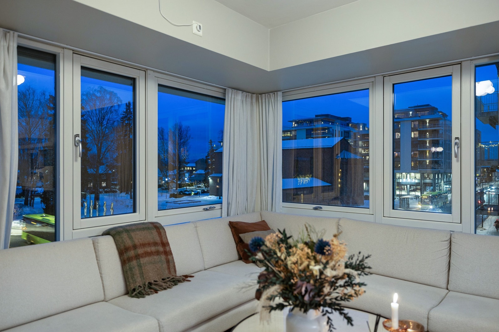 Stuen har god plass til en romslig sofagruppe og TV-møblement. Galleribilde