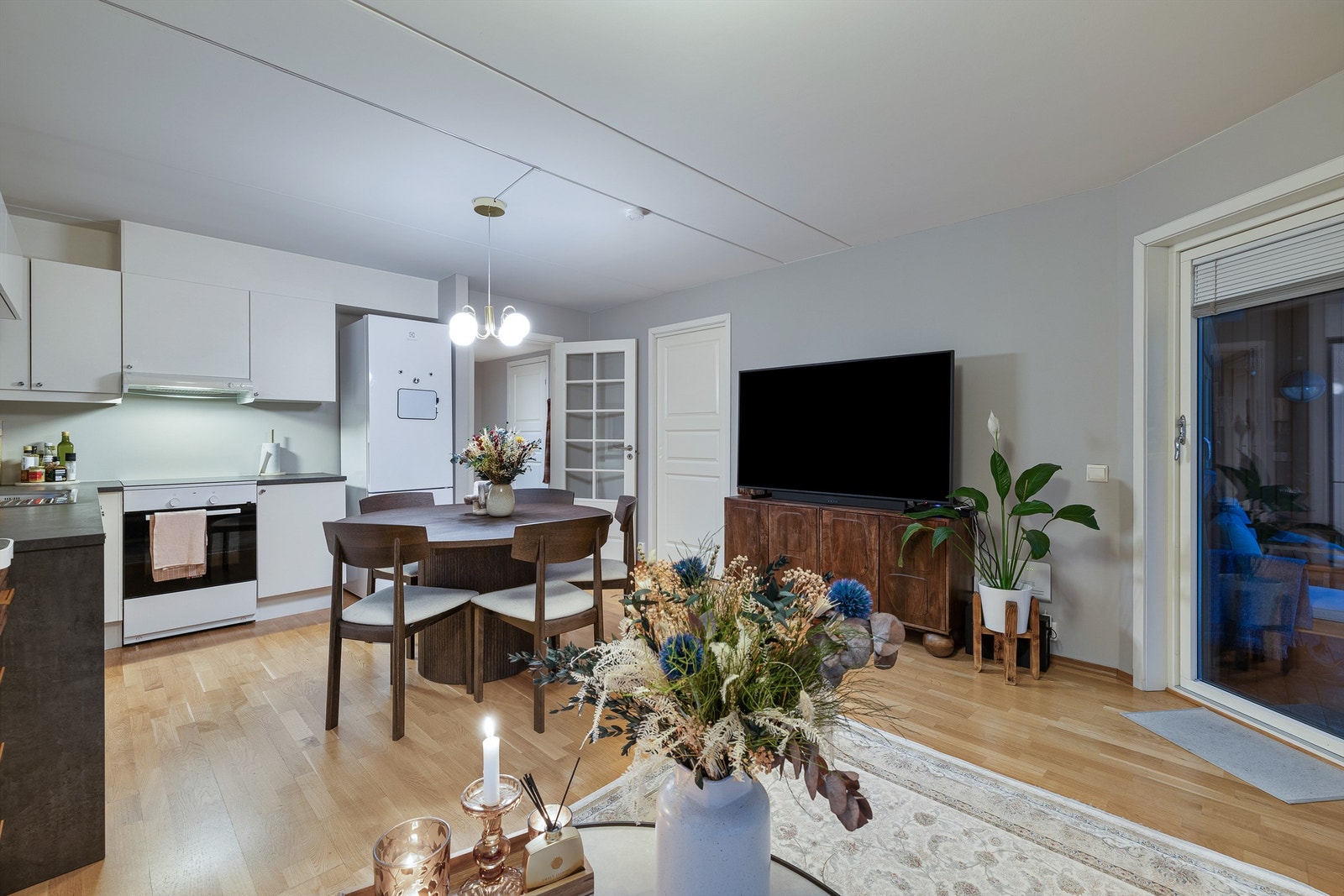 Store vindusflater, som følge av at det er en hjørneleilighet, gir rikelig med lys. Galleribilde