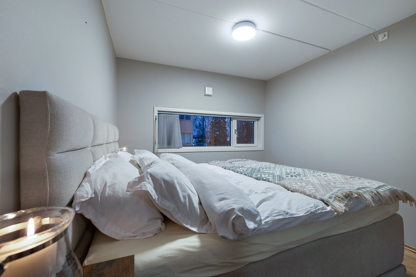 Rommet har parkett på gulv og malte, nøytrale vegger. Galleribilde