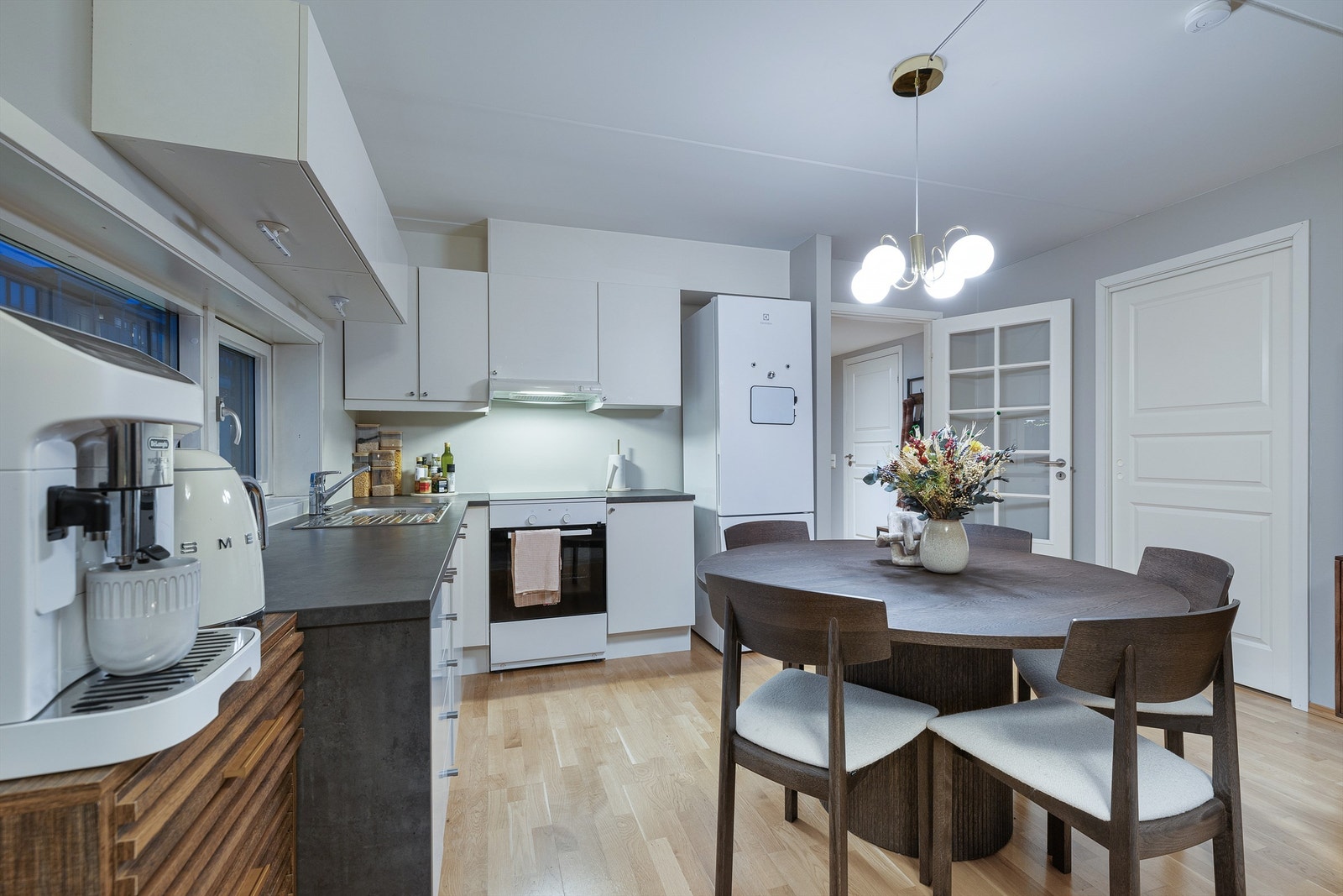 Kjøkkenet er praktisk utformet med god skap- og benkeplass. Galleribilde