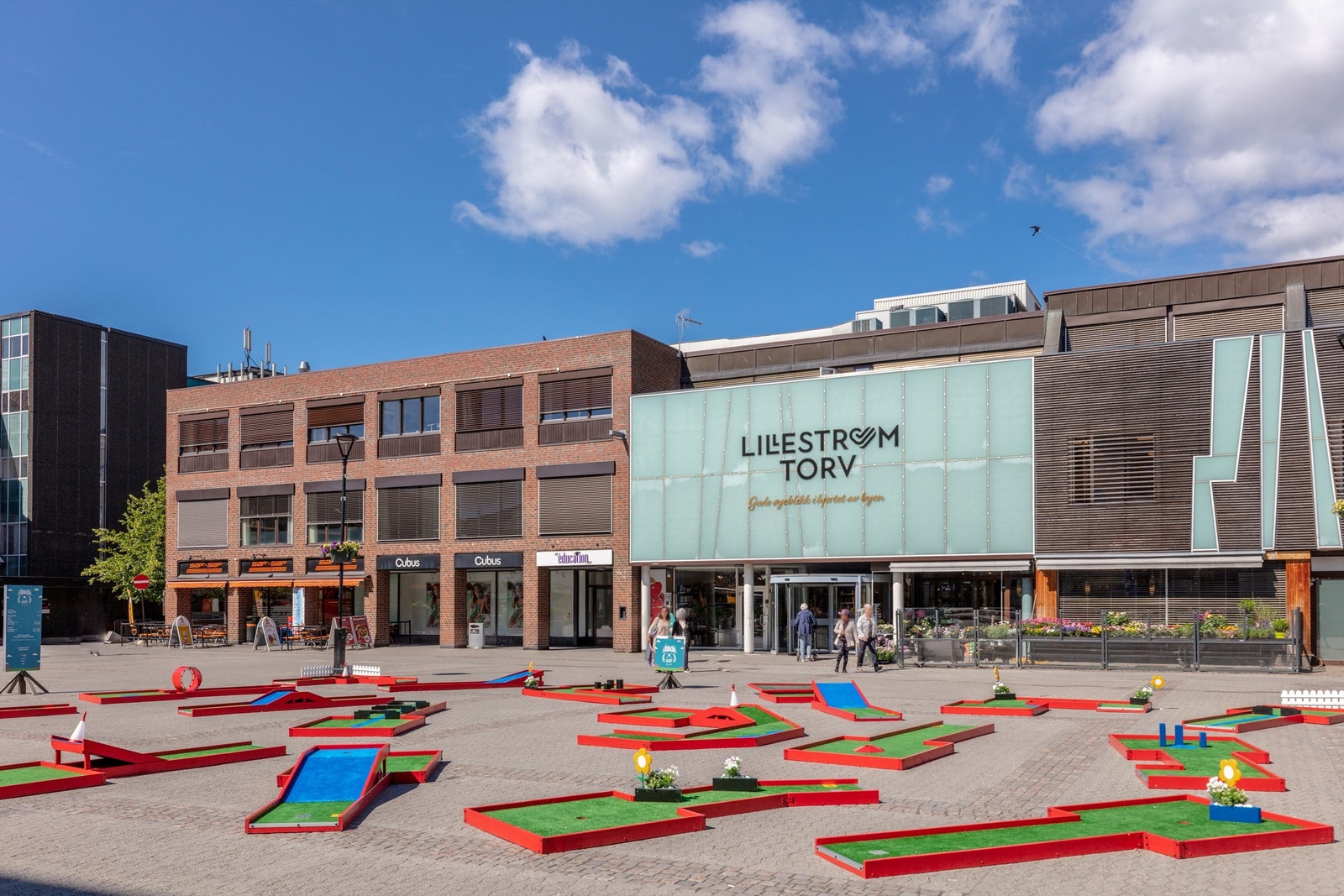 Lillestrøm Torv, med sine ca. 80 butikker, ligger kun et par minutters gange unna. Galleribilde