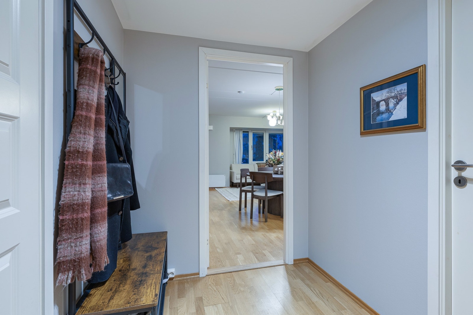 Fra entreen ledes du videre inn i leilighetens sosiale sone med gjennomgående parkettgulv. Galleribilde