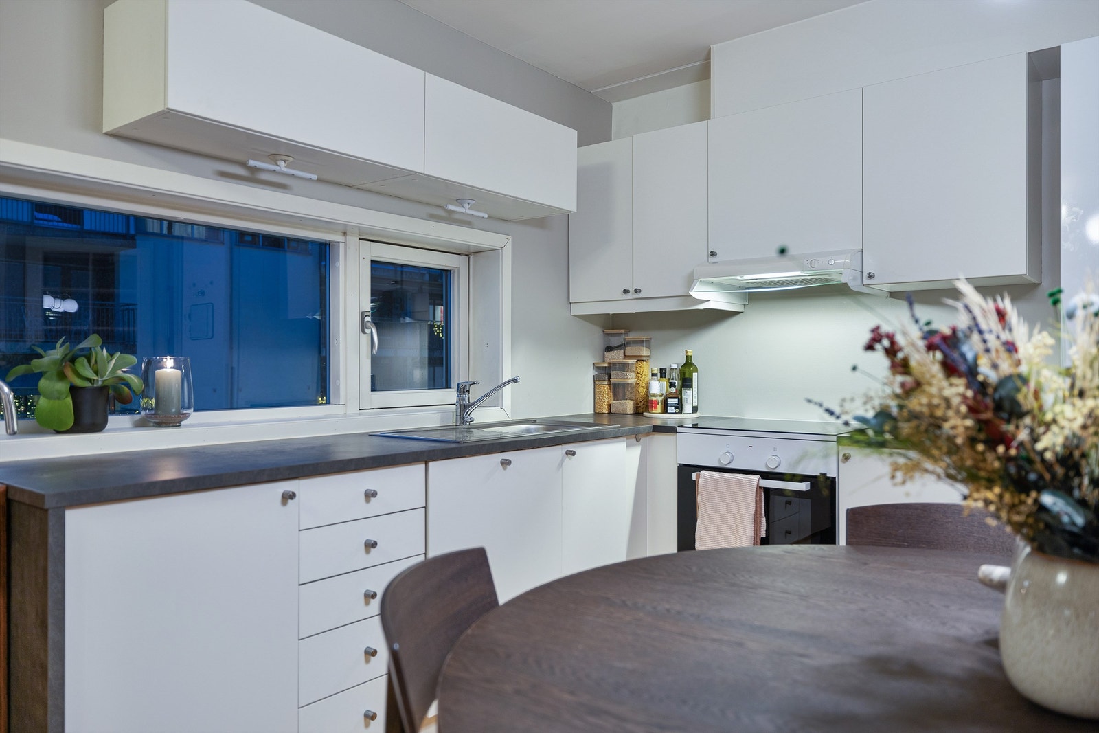 Den åpne løsningen gir en naturlig overgang mellom matlaging og spiseplass. Galleribilde