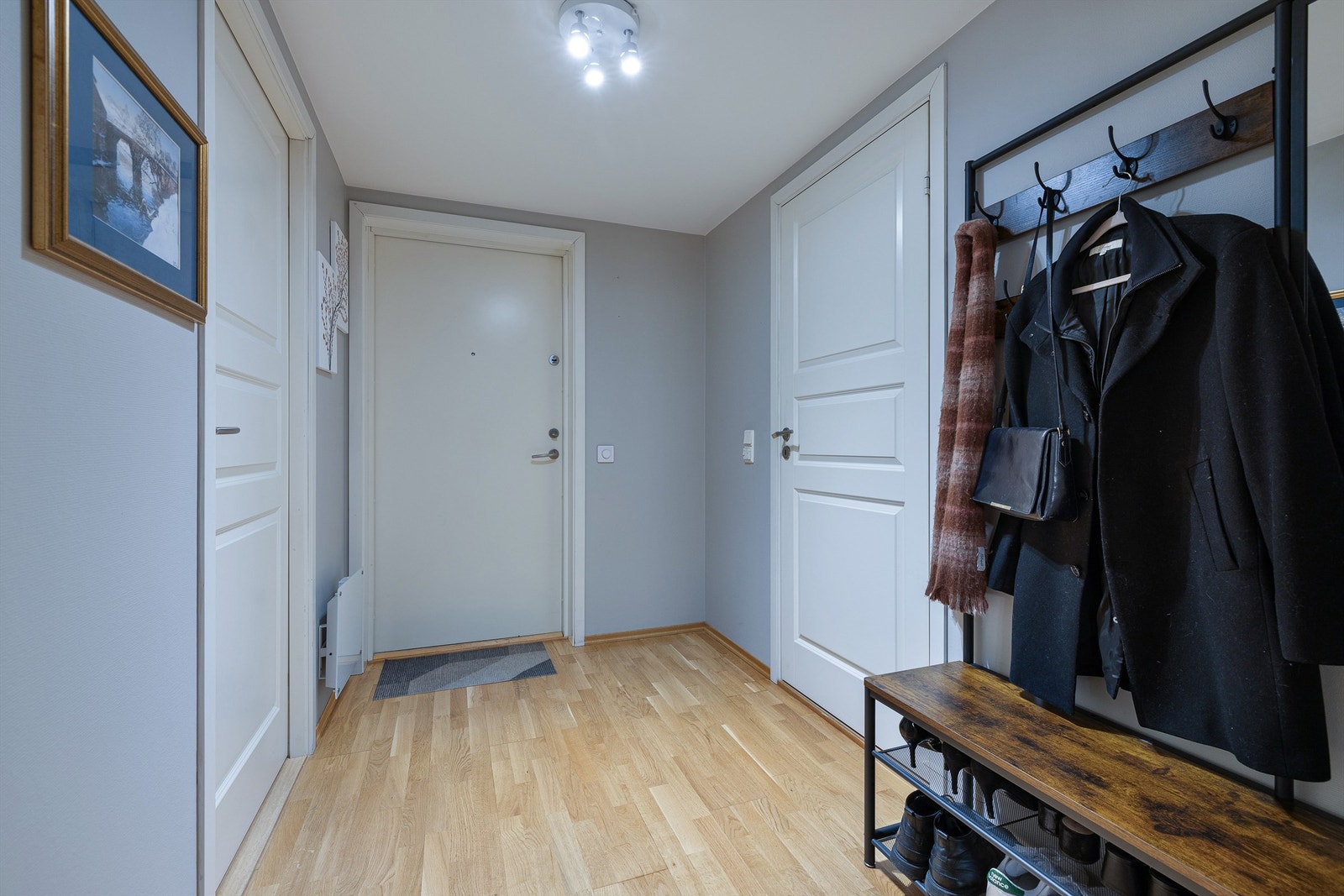 Velkommen inn i en lys entré. Ytterdøren er brann- og lydklassifisert for trygghet og komfort. Galleribilde