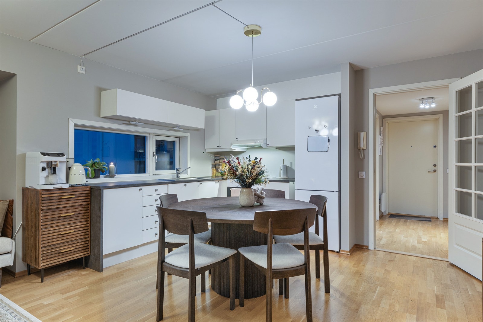 Innredningen har hvite, glatte fronter og en slitesterk benkeplate i laminat. Galleribilde