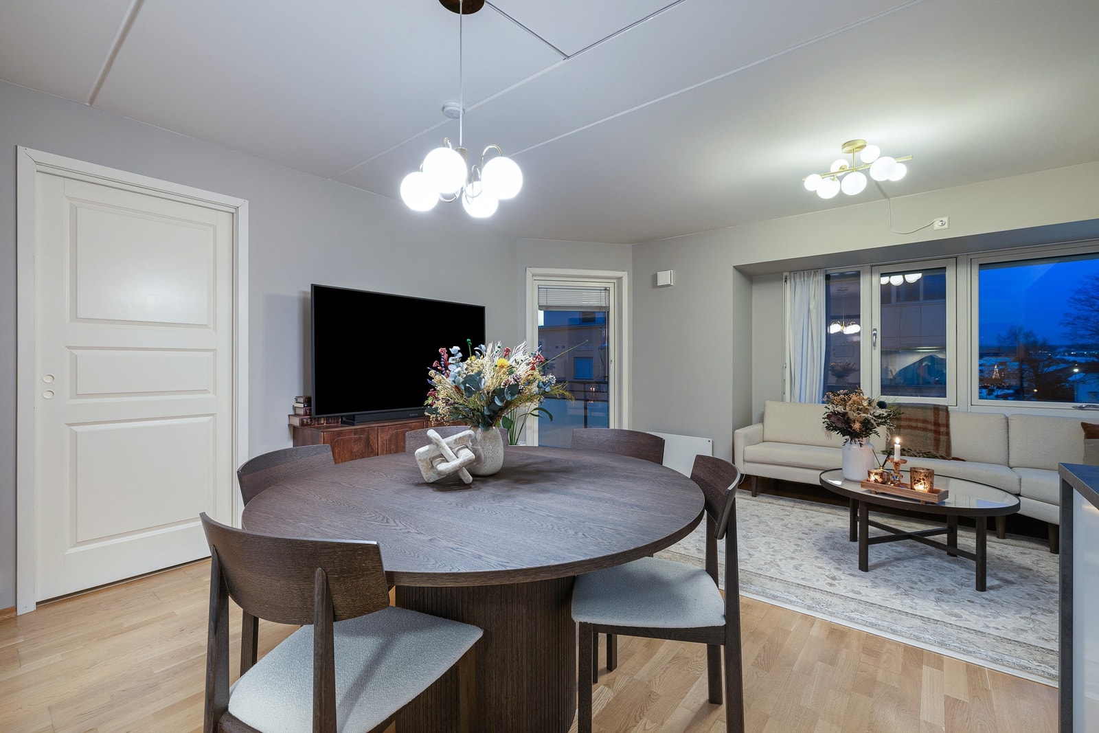 Den åpne løsningen mellom stue og kjøkken skaper en luftig og sosial atmosfære. Galleribilde