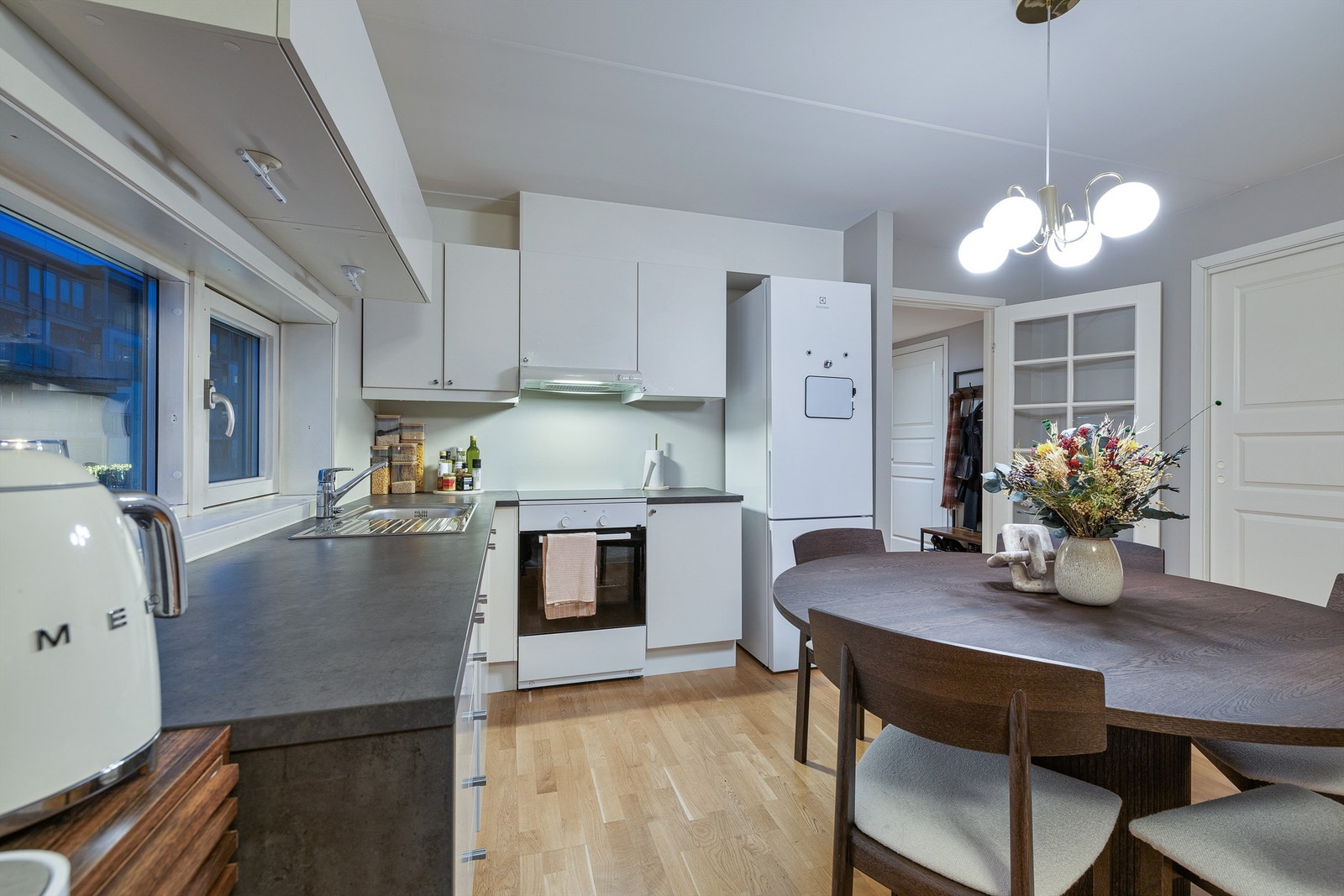 Kjøkkenet er utstyrt med integrert oppvaskmaskin, komfyr og kjøl/fryseskap. Galleribilde