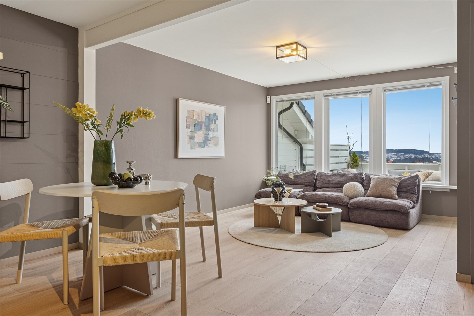 Den åpne stue- og kjøkkenløsningen på hele 40,4 m² gir en romslig og harmonisk atmosfære. Nytt laminatgulv fra 2025 binder sonene sammen og skaper et moderne uttrykk. Galleribilde