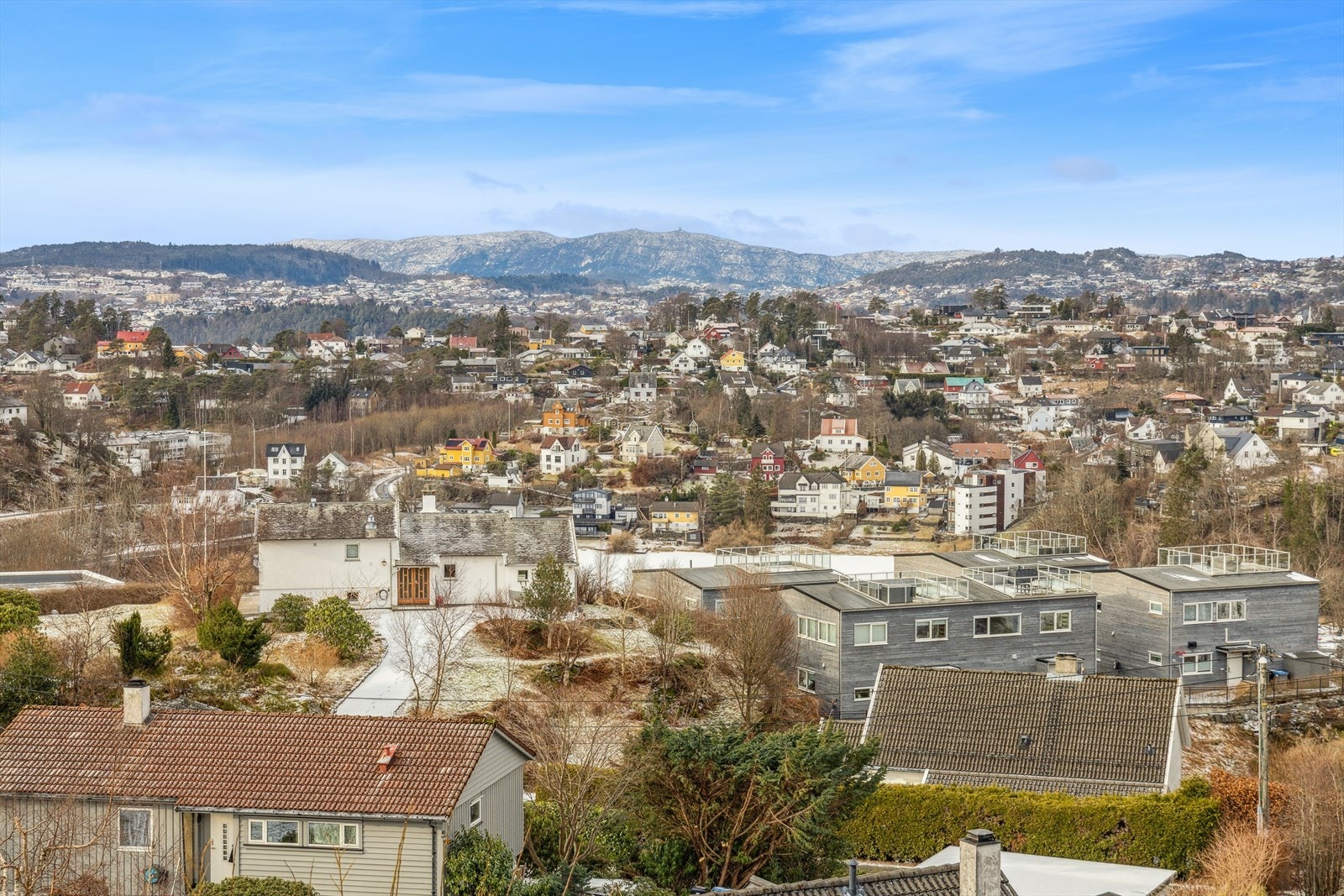 Fra uteplassen har du panoramautsikt over nærområdene i Fana. Galleribilde