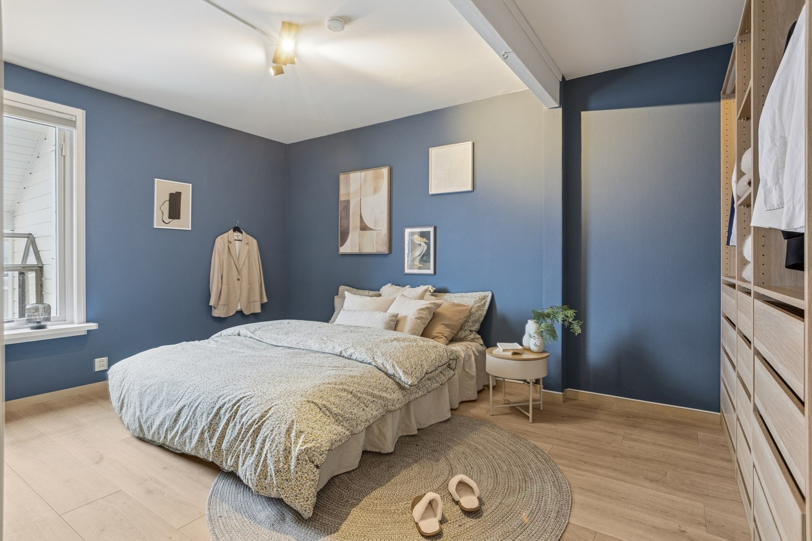 Soverommet byr på god plass. Det nye gjennomgående laminatgulvet fra 2025 gir rommet et friskt og moderne preg - et rolig og behagelig sted å trekke seg tilbake. Galleribilde