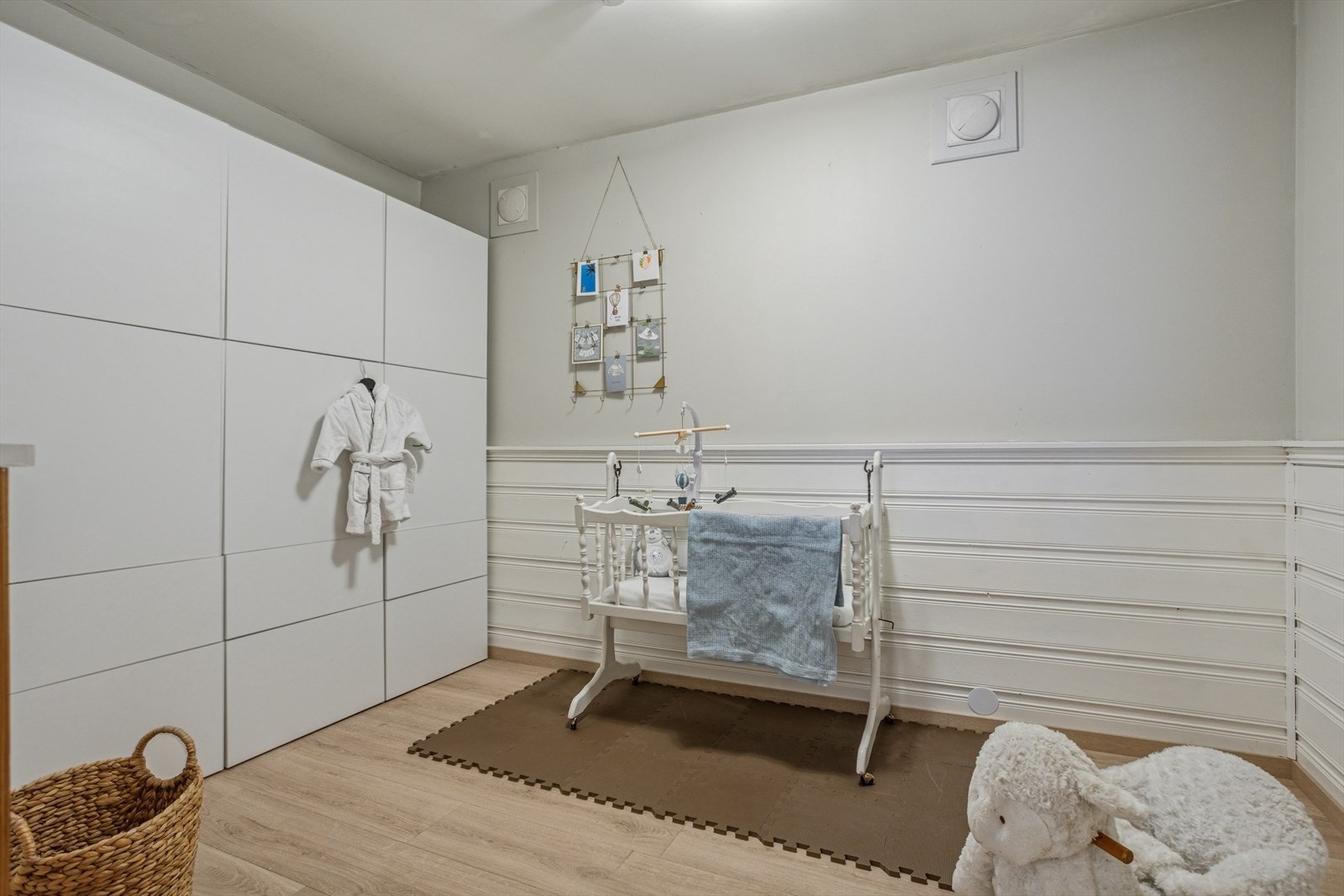 Et lyst og fleksibelt rom som enkelt kan tilpasses behovene dine. I hht. bygningstegninger er rommet oppført som "hobbyrom". Brukes i dag som barnerom. Galleribilde