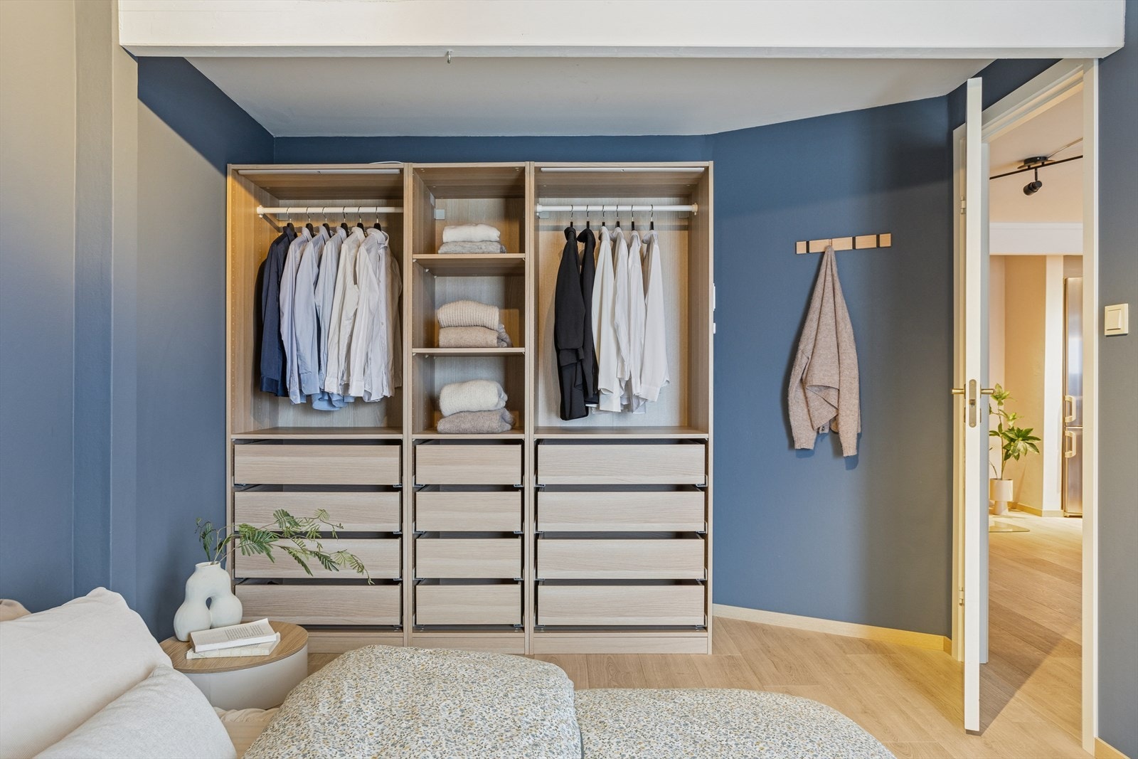 Garderobeskap fra 2020 som gir praktisk oppbevaring. Galleribilde