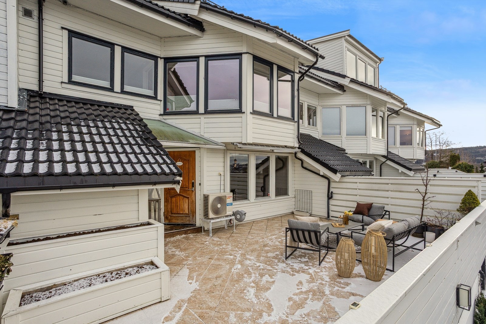 Den store terrassen danner en naturlig forlengelse av hjemmet. Her får du en lun uteplass med enorm utsikt rett utenfor inngangspartiet. Galleribilde