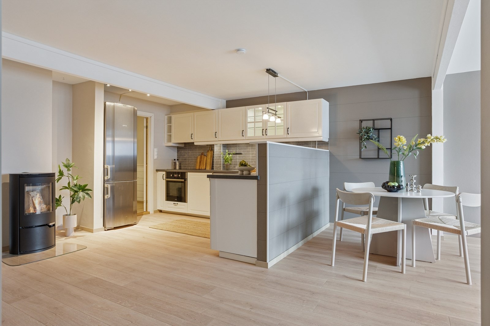 Kjøkkenet åpner seg naturlig mot spiseplassen og stuen. Galleribilde