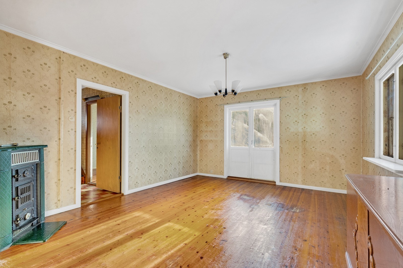 Stue med utg til balkong og hage Galleribilde