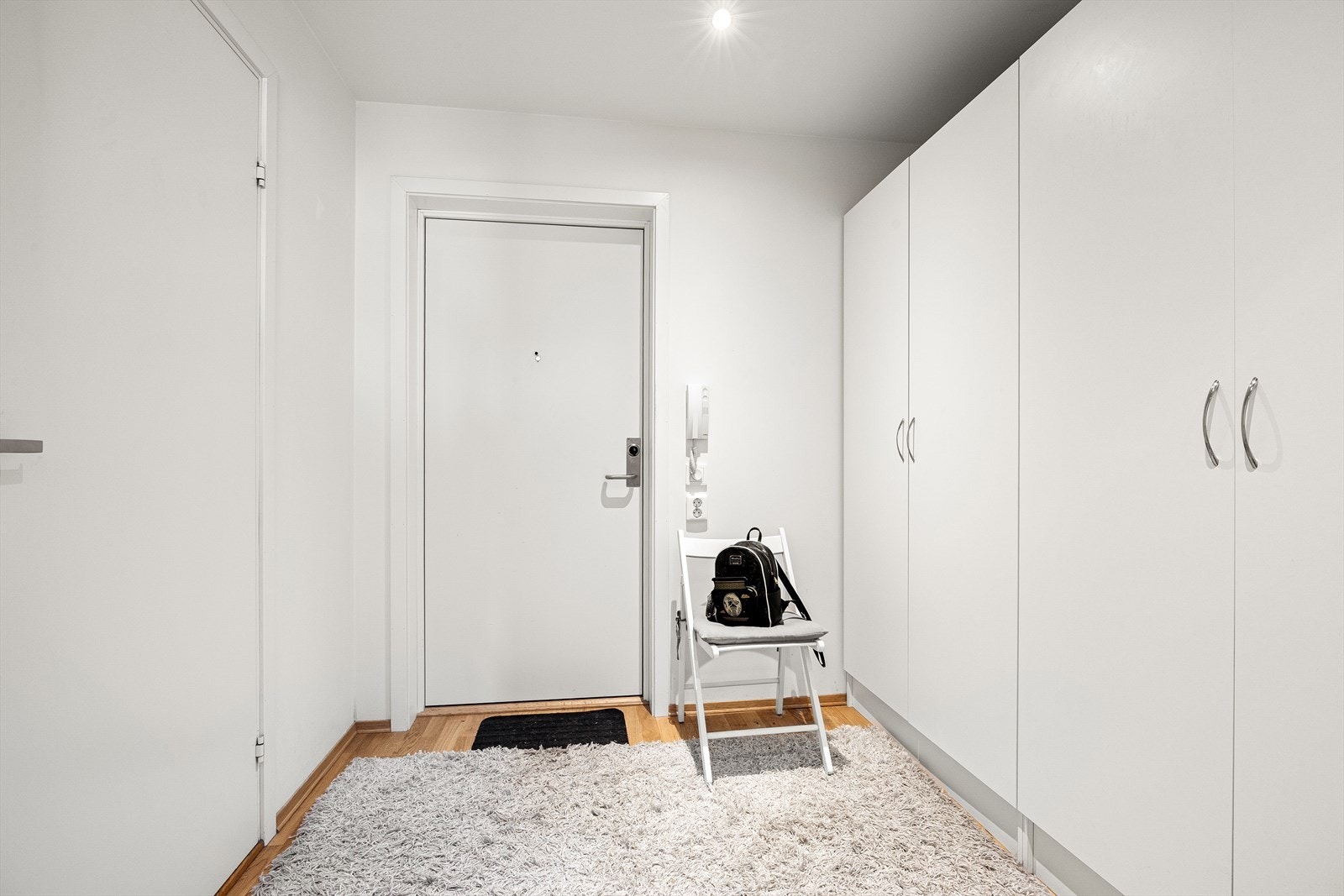 Stor gang med mye garderobe plass Galleribilde