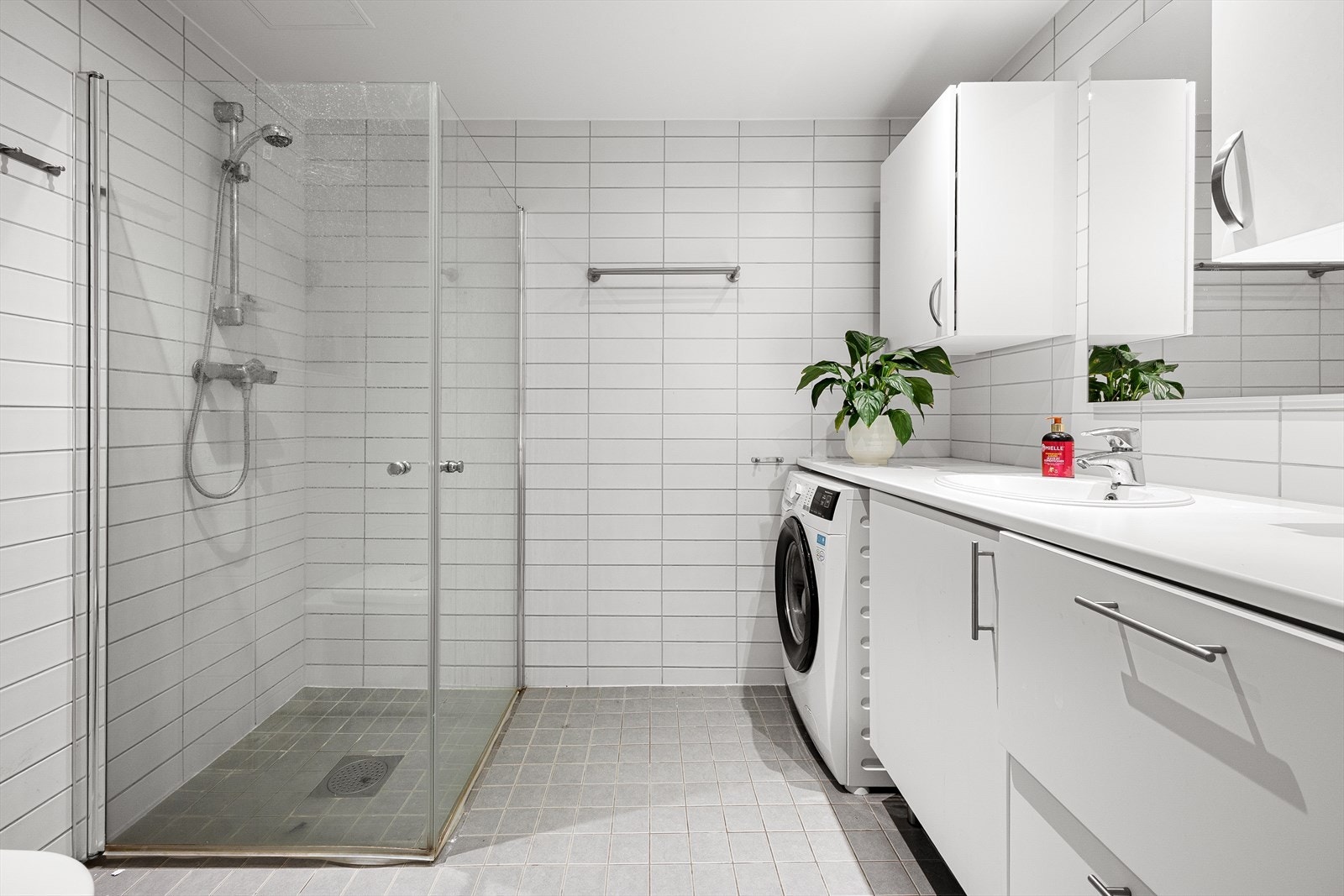 Bad har dusjhørne og opplegg til vaskemaskin Galleribilde