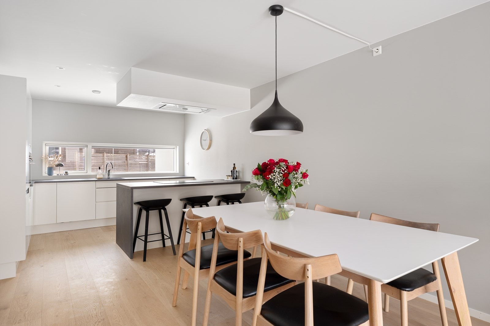 Kjøkkenet er gjennomført med kvalitetsløsninger, inkludert ekstra bred platetopp, nedfelt Franke-vask, integrerte hvitevarer, komfyrvakt og vannstoppsystem. Galleribilde