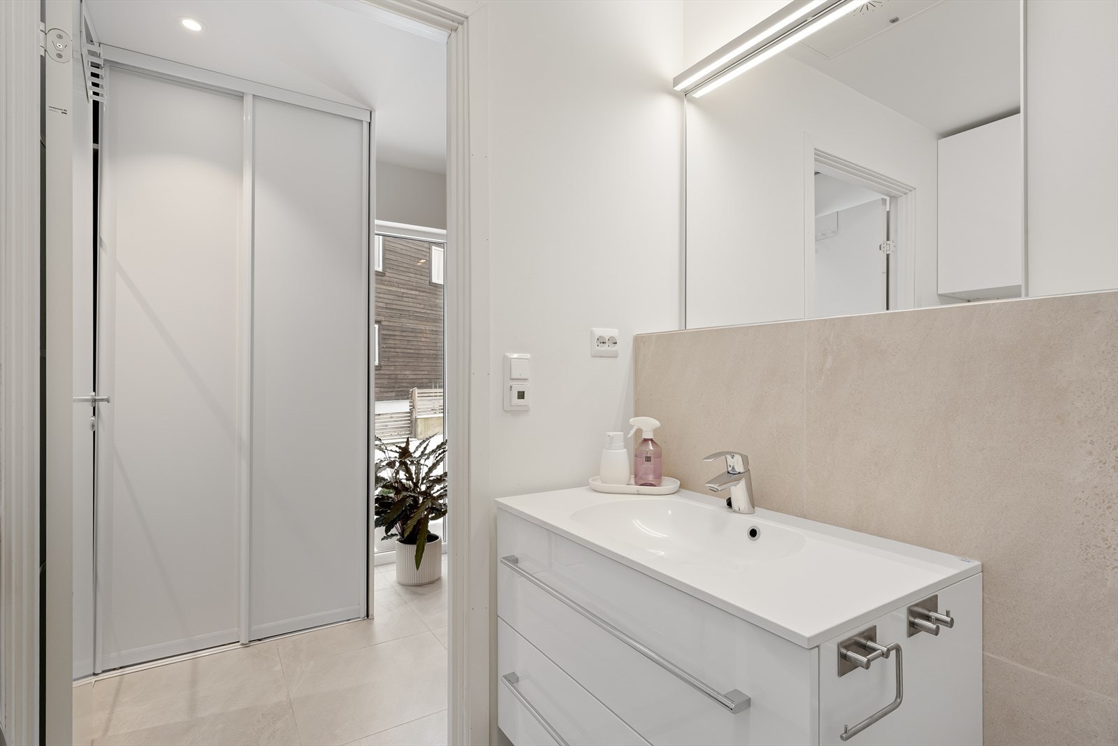 Fra entréen er det direkte adkomst til vaskerommet, som har flislagt gulv med varme. Galleribilde