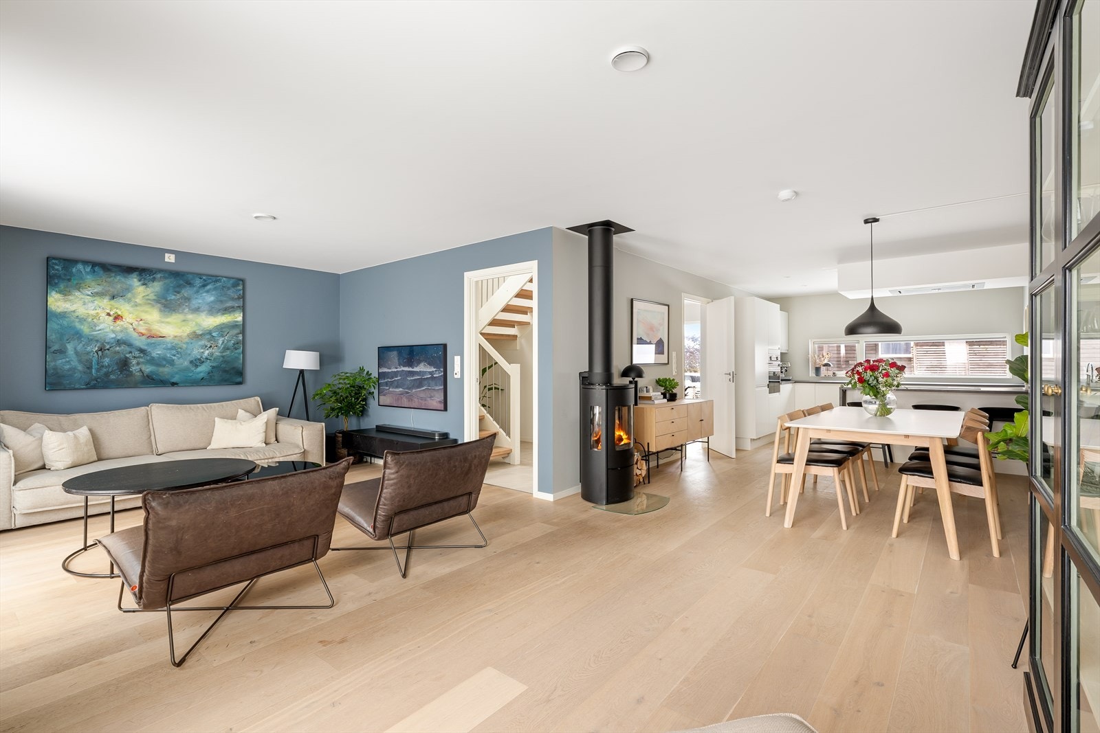 Boligens sosiale og åpne oppholdsarealer finner du i 1. etasje. Galleribilde