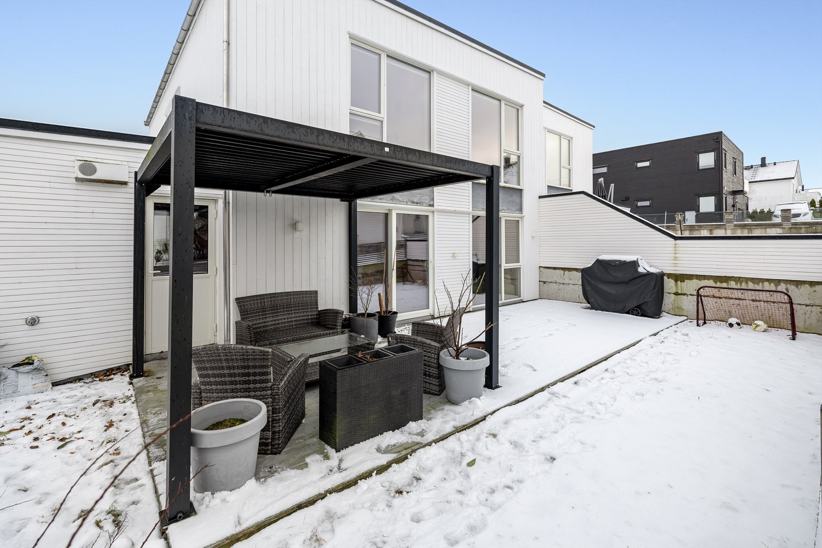 Terrassen og hagen har en attraktiv vestvendt beliggenhet med gode solforhold fra ettermiddag og utover kvelden. Galleribilde