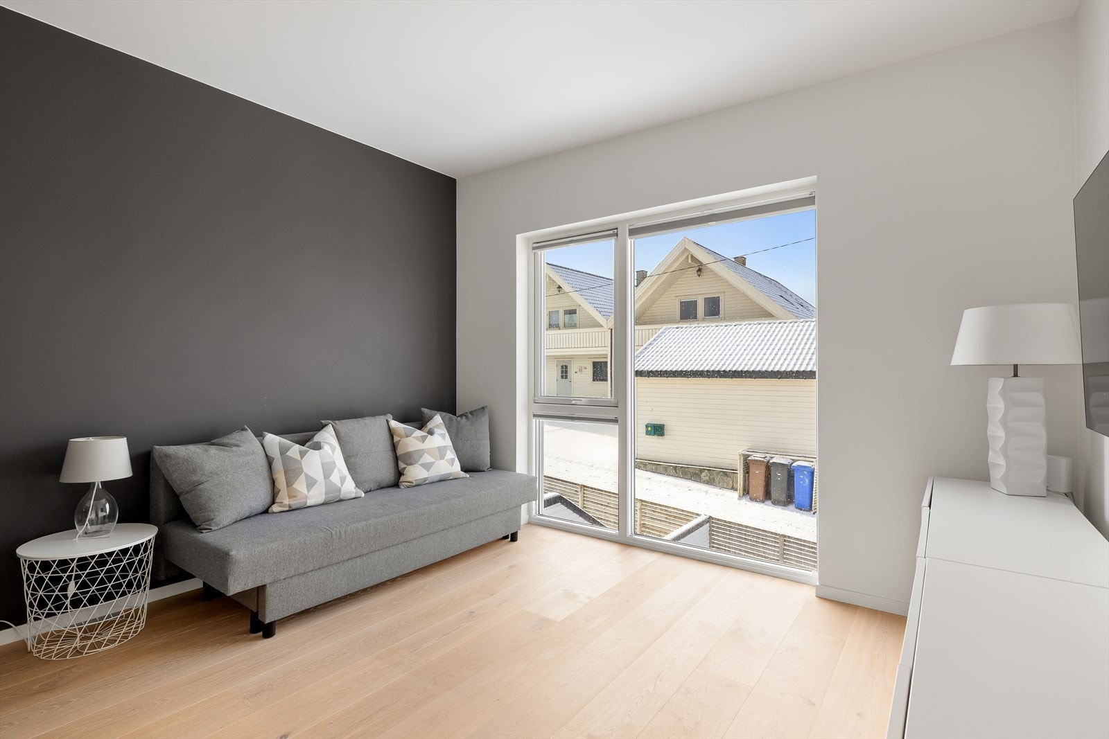 Det ene soverommet er i dag innredet som TV-stue. Galleribilde