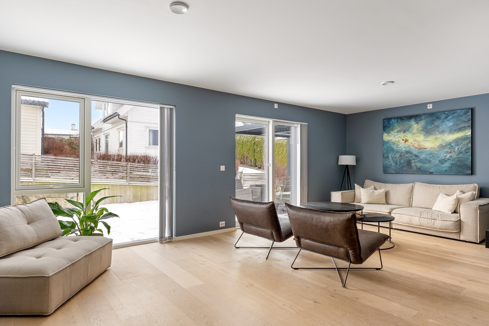 Hauagata 8A er en moderne og attraktiv bolig som kombinerer stilrene løsninger med høy funksjonalitet. Galleribilde