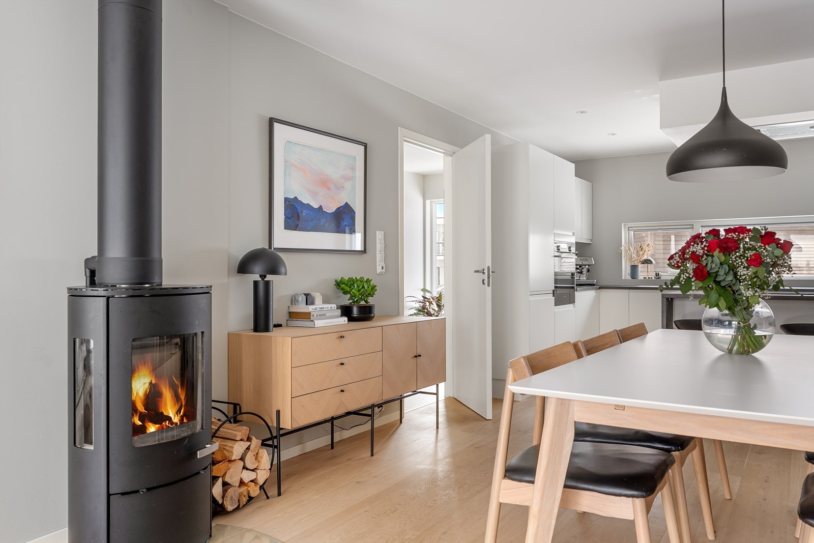 Peisen gir en lun og hyggelig stemning på kjøligere dager. Galleribilde