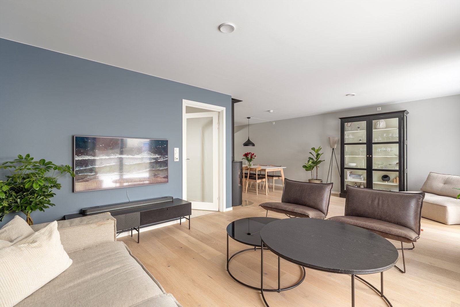 Stuen er lys og romslig, med store vindusflater som slipper inn rikelig med dagslys og skaper en luftig atmosfære. Galleribilde