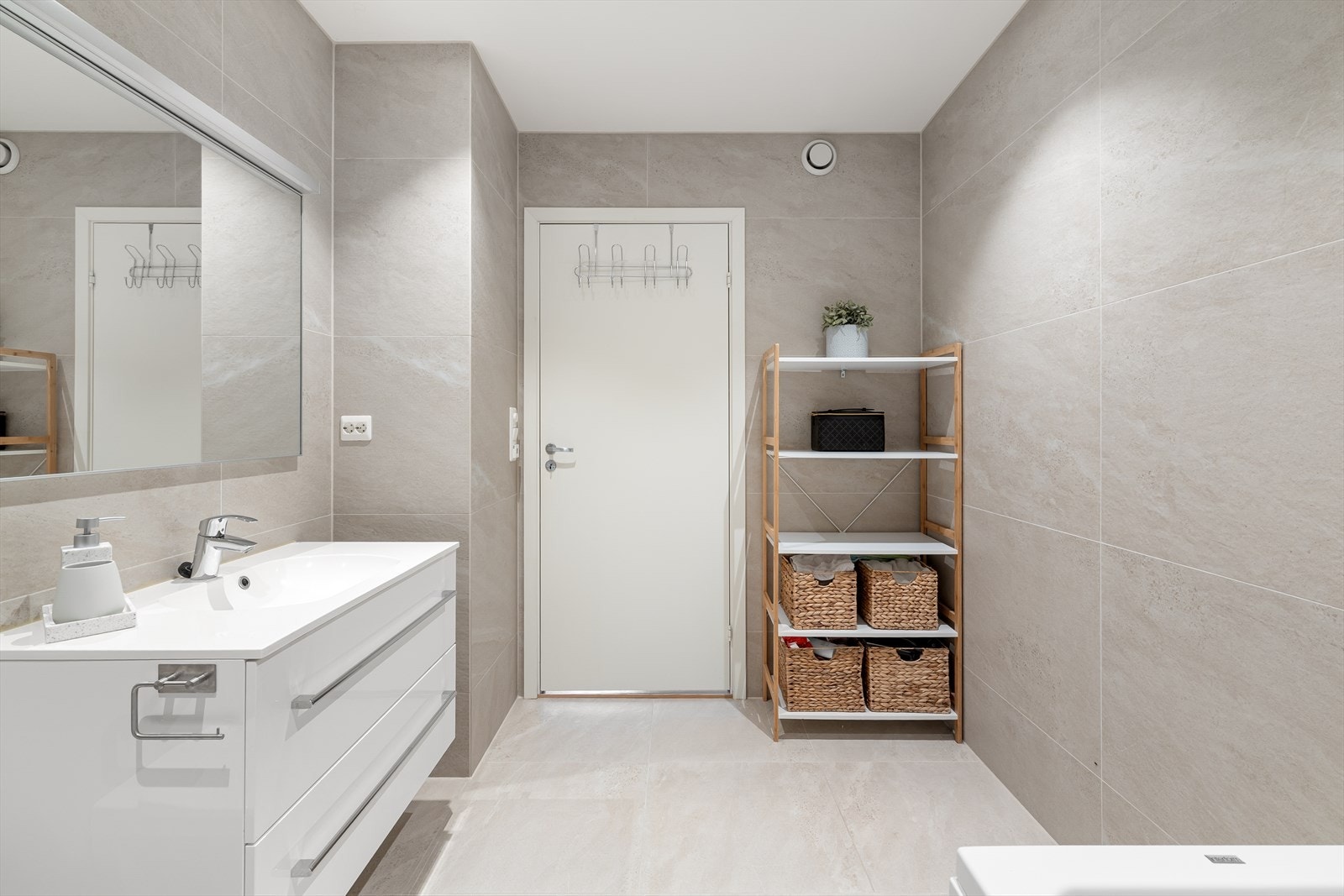 Badet i etasjen er delikat utført med 60x60 fliser på gulv, 60X120 fliser på vegger, varmekabler i gulv og downlights i himling. Galleribilde