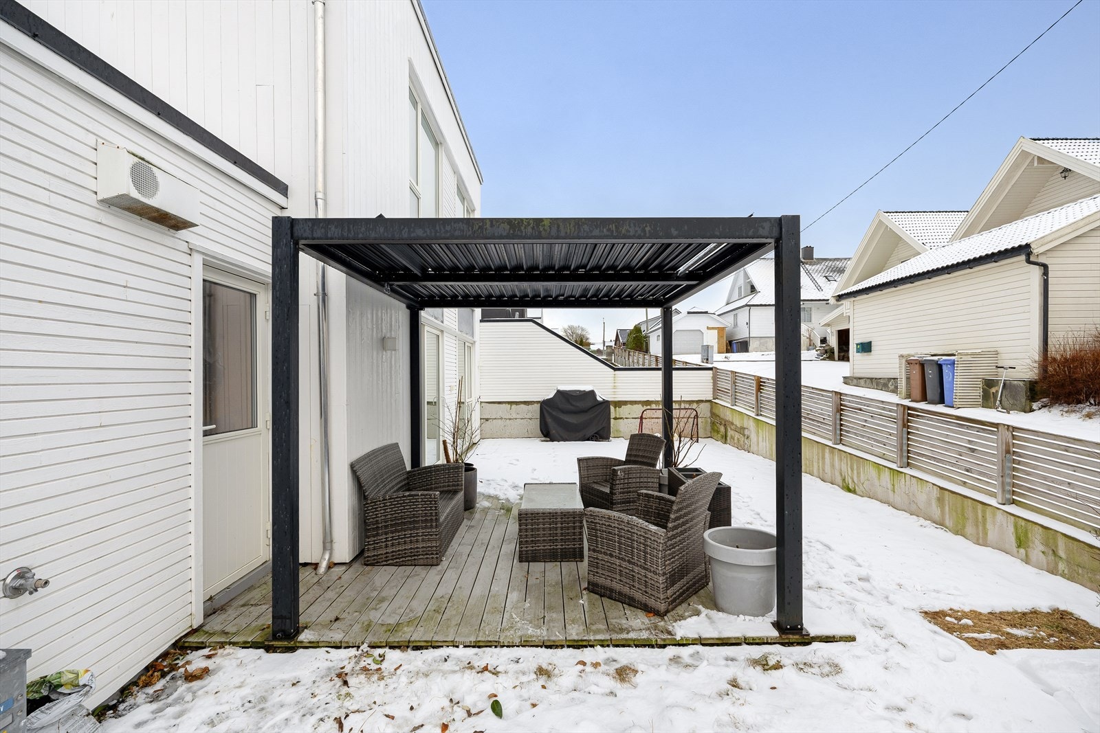 Terrassen er oppgradert med pergola som skaper en lun og skjermet uteplass. Galleribilde