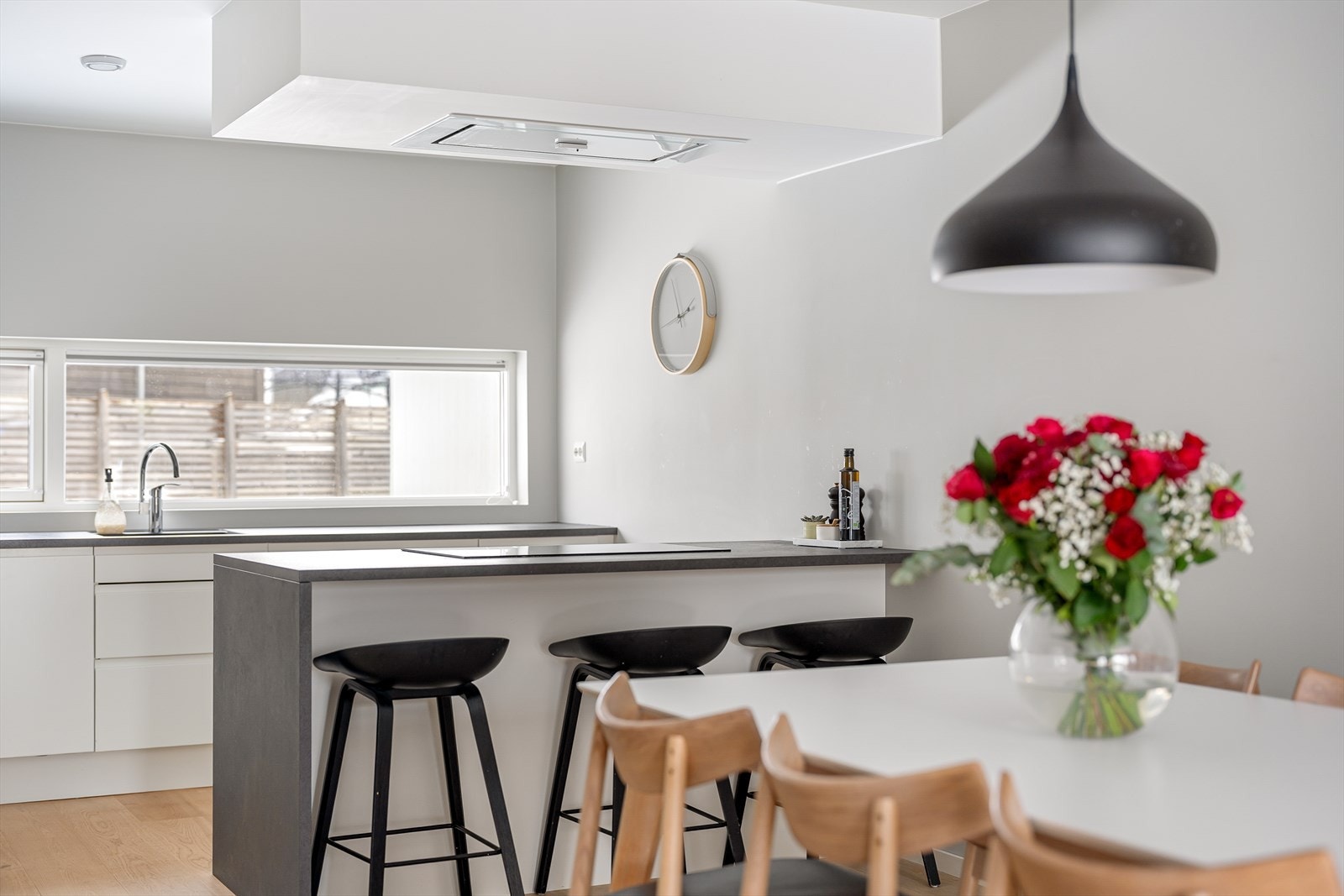 Kjøkkenet har en praktisk og stilren kjøkkenøy som gir både ekstra arbeidsflate og rikelig med oppbevaringsplass i form av skuffer. Galleribilde