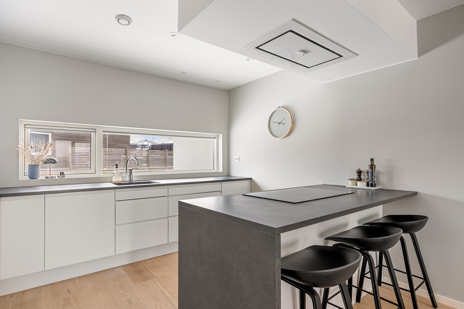 På den ene siden er det tilrettelagt for barstoler, som gjør kjøkkenøyen til et naturlig samlingspunkt for frokost, lekser eller hyggelige sammenkomster. Galleribilde