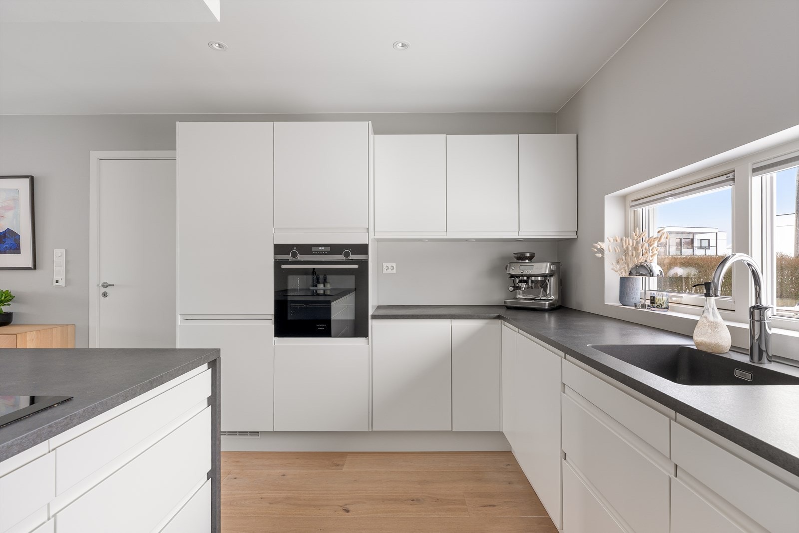 Dør fra kjøkken til gang/entreen- en praktisk detalj når man kommer hjem med handleposer. Galleribilde