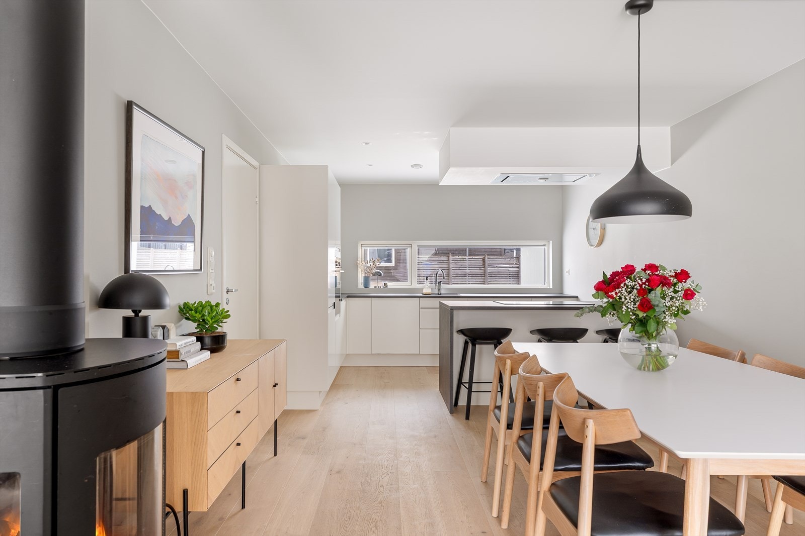 I tilknytning til stuen ligger det moderne kjøkkenet, med glatte fronter og benkeplate i laminat. Galleribilde