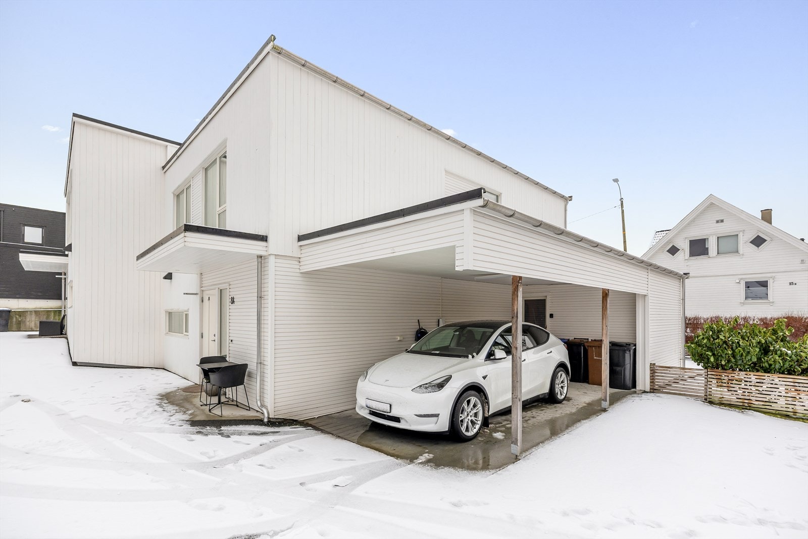 En romslig, utvendig bod på hele 8 kvm i tilknytning til carporten. Boden er isolert og har varmekabler i gulvet, noe som gir god brukskomfort året rundt. Det er også praktisk gjennomgang fra carporten videre til hagen. Galleribilde