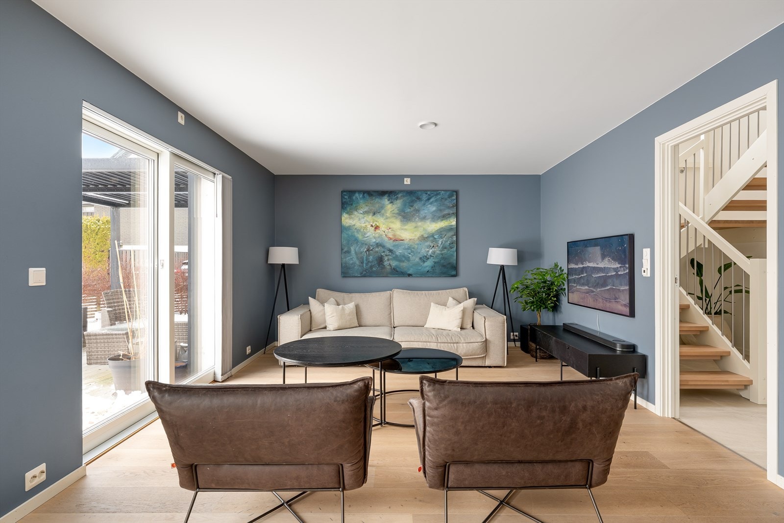 I både første og andre etasje er det lagt lys enstavs eikeparkett, som gir et helhetlig, moderne og påkostet uttrykk. Galleribilde