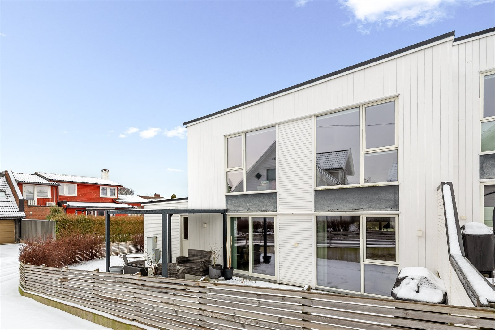 Fra stuen er det direkte utgang til terrasse og hage - perfekt for lek, avslapning og sosiale sammenkomster. Galleribilde