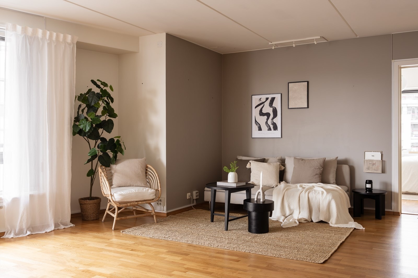 Stuen er romslig med god plass til ønsket møblement Galleribilde