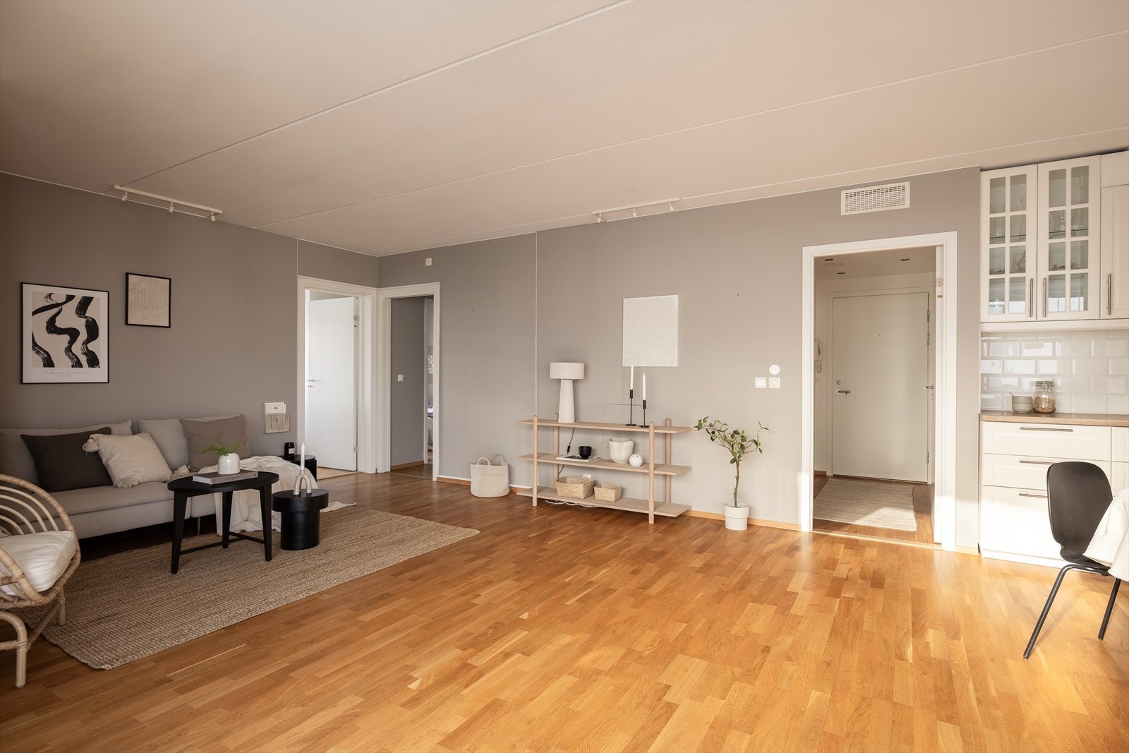 Den åpne kjøkkenløsningen skaper en romslig og hyggelig atmosfære Galleribilde