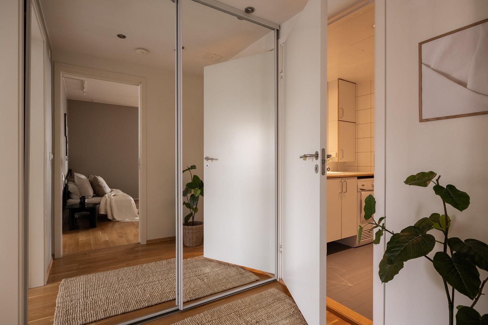 Romslig gang mellom hovedsoverommet og badet. Stor skyvedørsgarderobe for ytterligere oppbevaring Galleribilde