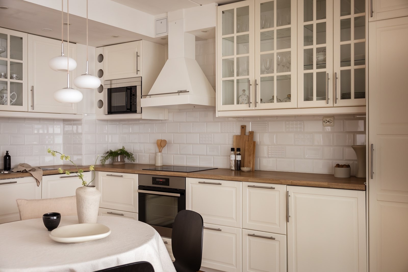 Godt med skap- og benkeplass på kjøkkenet Galleribilde