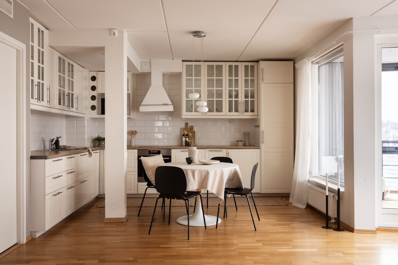 Tidløst og velutstyrt kjøkken fra 2016 Galleribilde