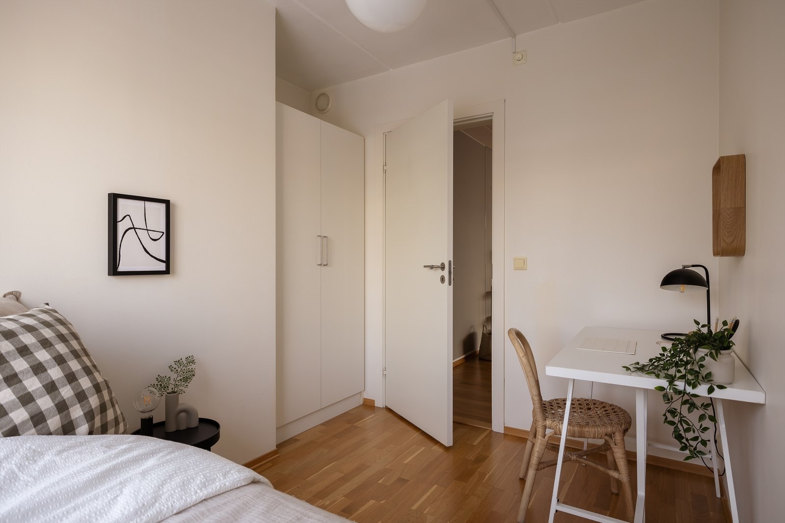 På soverommet er det også plass til skrivebord Galleribilde